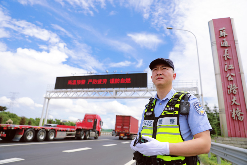 50℃苏通大桥桥面，他们的守护比骄阳更炽热！南通交警以行动诠释无声誓言