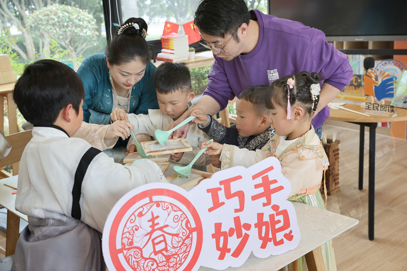 视频 | 传统民俗迎春分 “全民阅读进万家”活动举行
