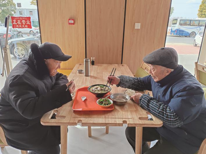 如東洋口鎮(zhèn)開發(fā)老年助餐點(diǎn)新功能吃完熱乎飯菜 還能順帶休閑