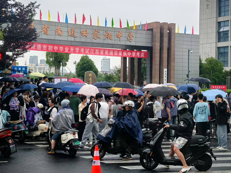 南通初三学子细雨中参加试座 为16日考试熟悉考点和考试流程