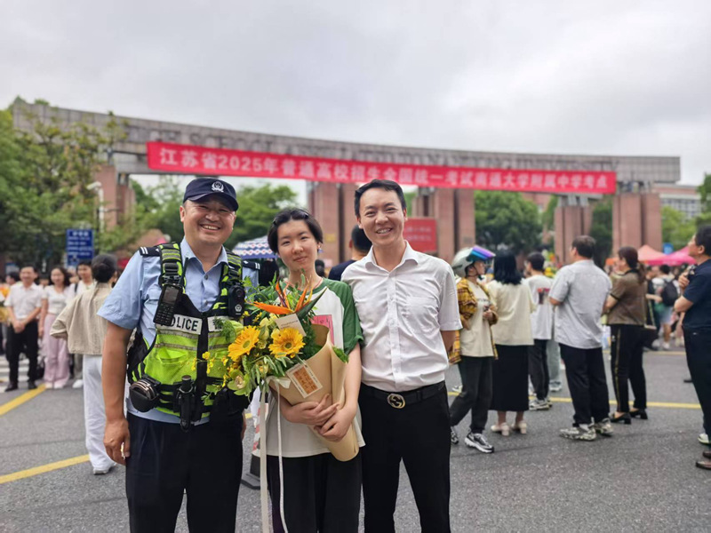 交警周伟东的考场外坚守：十五载护考路，助力学子逐梦行