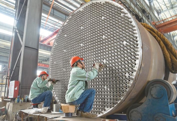 工人趕制壓力容器訂單