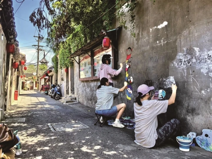通大學(xué)生走進(jìn)寺街創(chuàng)作墻畫