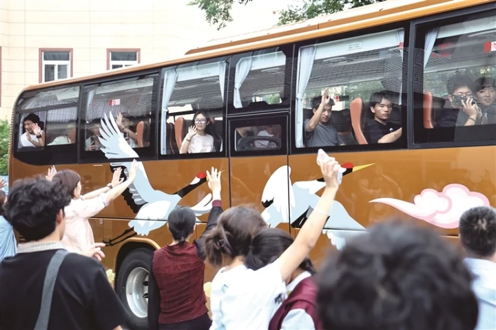 南通西藏民族中學(xué)舉行畢業(yè)典禮