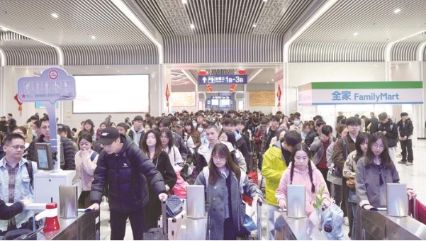 清明假期南通西站迎客流高峰 短途游踏青游成主力