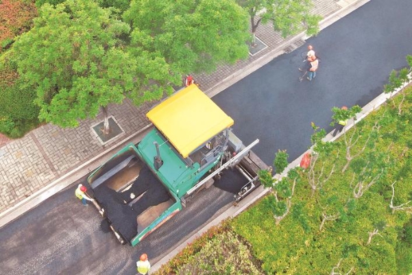 市政養(yǎng)護(hù)工人修補(bǔ)瀝青路面