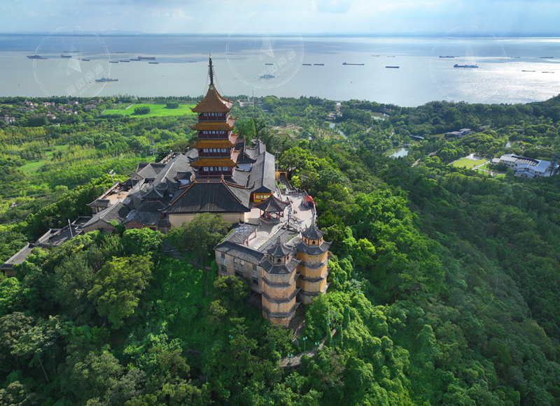 视频|俯瞰蓝天白云下多角度的狼山国家森林公园美丽景色