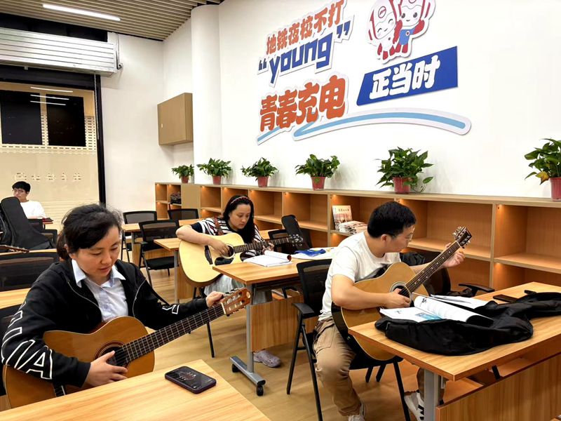 地铁载动繁华，夜校延展青春 | “地铁自习室”通勤即充电公益方式受青睐