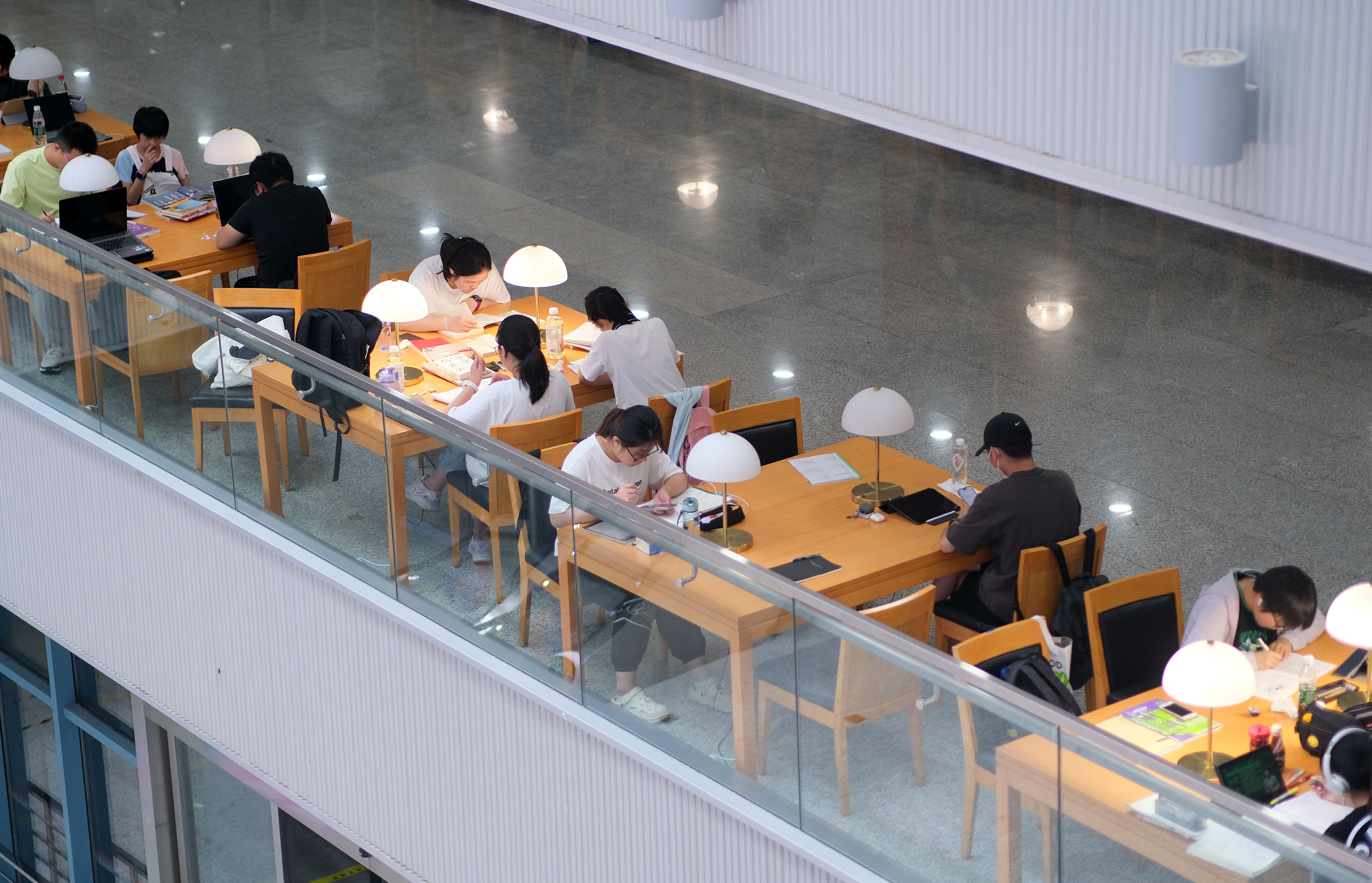 视频|高温闷热天气图书馆内避暑、充电学习两不误