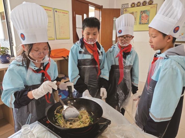 小廚神不負(fù)“食”光顯身手 劉海小學(xué)“廚王”爭霸賽舉辦