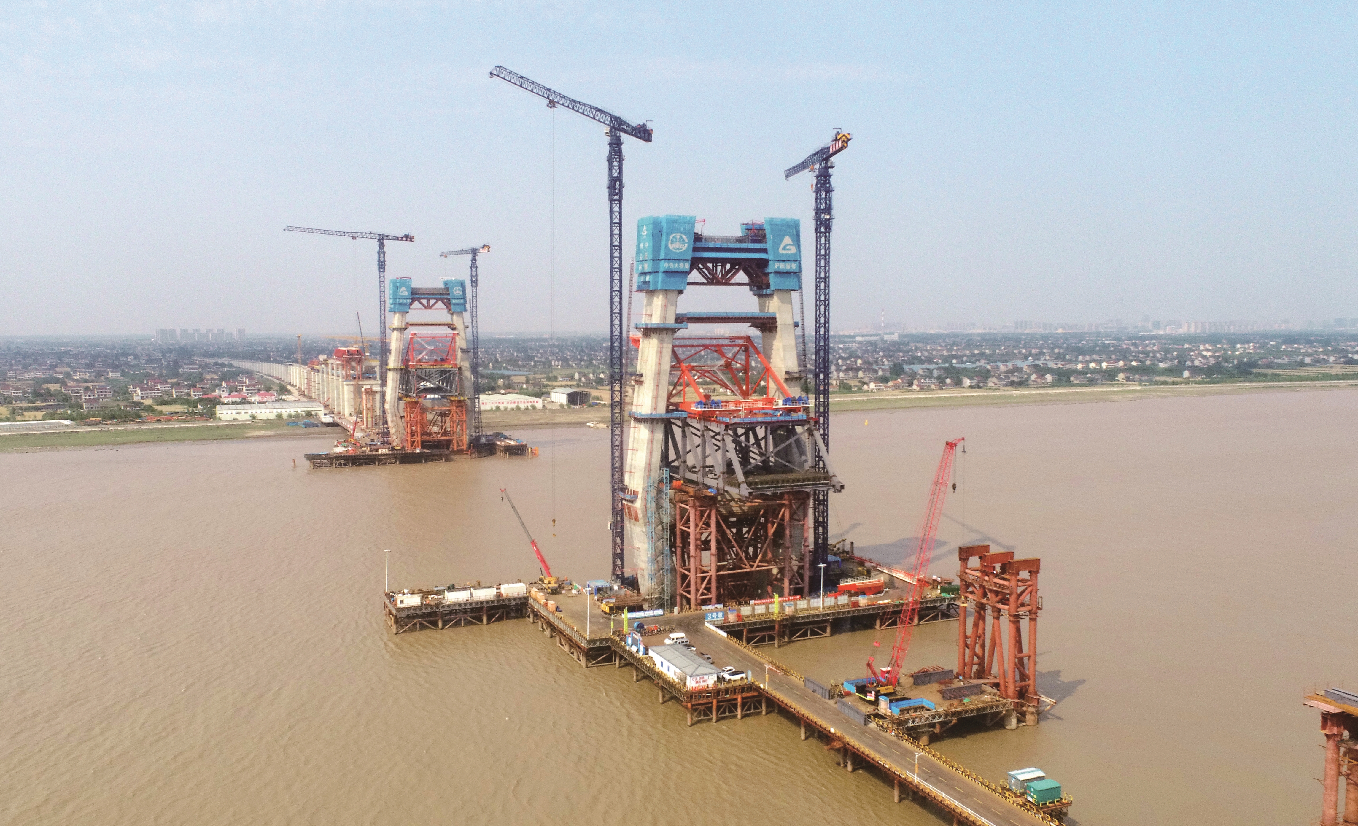 崇啟公鐵長江大橋3號墩上橫梁澆筑完成