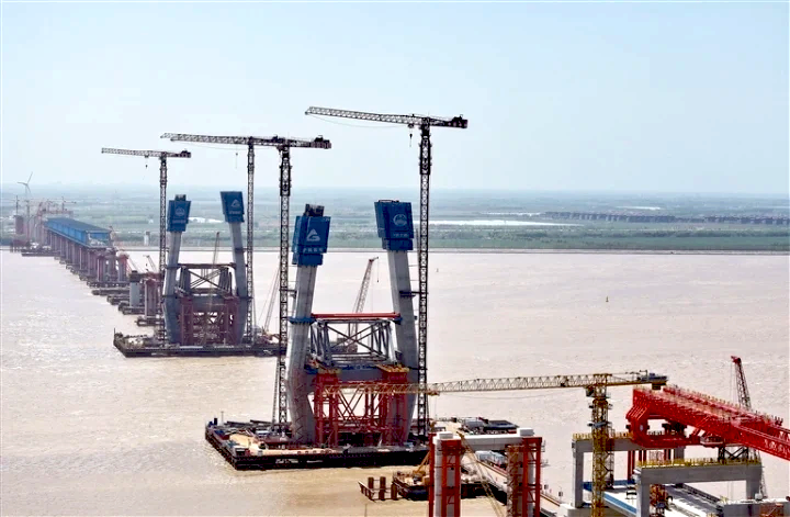 崇啟公鐵長江大橋主塔高度全面突破100米